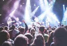 Laute Musik und Ohrenpfeifen