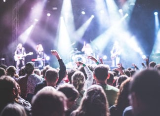 Laute Musik und Ohrenpfeifen